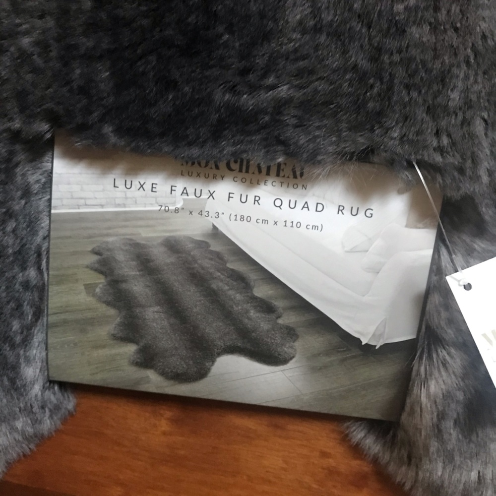 Faux fur floor rug